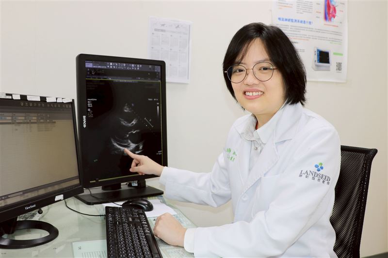聯新國際醫院心臟內科林淑馨醫師提醒,更年後女性持續胸悶與下肢水腫,務必盡快診斷找出病因。(圖/聯新國際醫院提供)