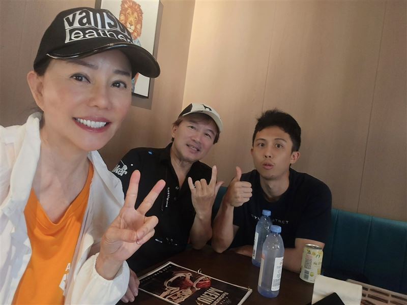 孫鵬與狄鶯的獨子孫安佐,近日再度因涉槍砲案件引發社會關注,法院已裁定羈押禁見。(圖/翻攝自狄鶯FB)