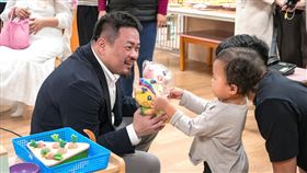勞動部長洪申翰親上臉書發文，強調行政院即將推出超狂育兒大禮包，讓父母不願再面臨職涯與育兒的殘酷二選一。（圖／翻攝自洪申翰臉書）