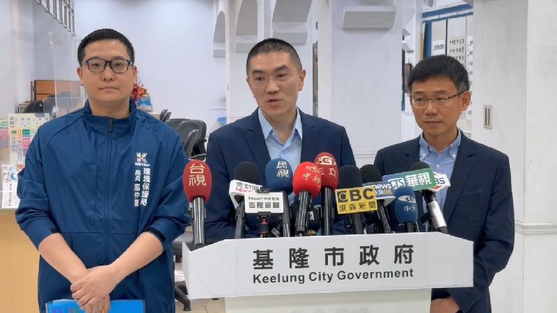 基基隆市政府19日上午舉行記者會說明疑似漢他病毒個案，市長謝國樑（中）指出，18日下午被通知疑漢他病毒個案。目前個案已恢復差不多且持續加強全市清消。左為環境保護局長馬仲豪、右為衛生局長張賢政