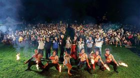 「即將成真火舞團」17日前往雲林古坑巡迴演出，身為團員楊立微重現比賽時的名場面，精采演出令在場超過2500人驚嘆不已。（圖／雲林縣政府文化觀光處）