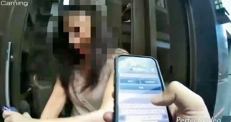 呂婦攻擊執勤警。（圖／翻攝畫面）