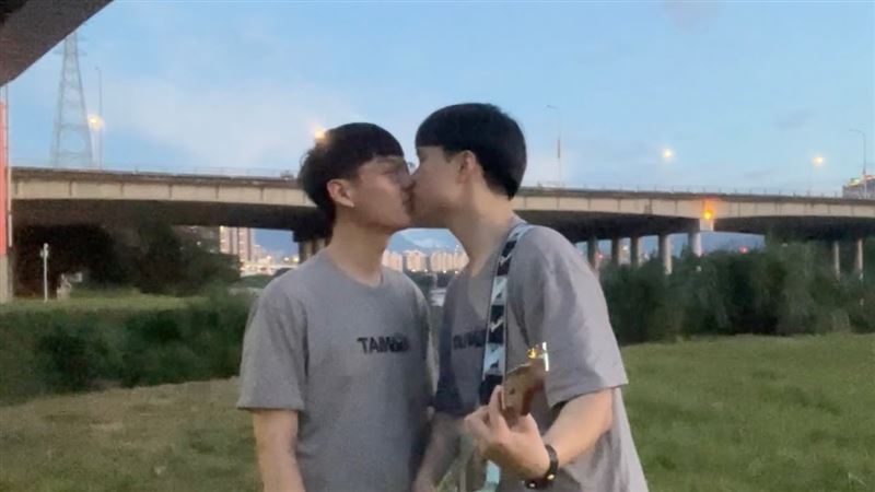 「崴崴孟孟」不只在網路上擁有極高的聲量，在現實生活中也是不折不扣的頂級高材生。（圖／翻攝自weimengmusic.com網站）