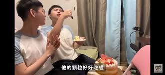 崴崴孟孟在影片中表示草莓顆粒很好吃，在網路上爆紅成了謎因。（圖／翻攝自崴崴孟孟 Wei &amp; Meng Youtube）