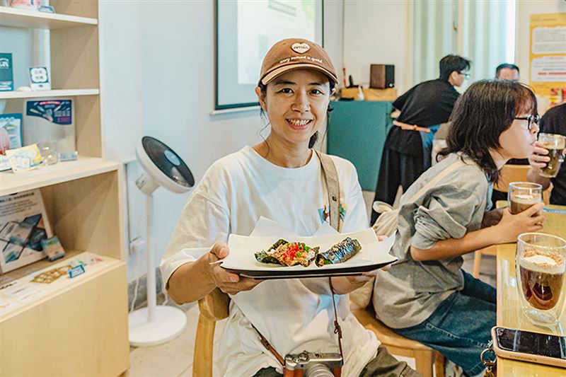 福容花蓮店-洄遊吧食魚體驗,親手製作漁人飯捲。(圖/飯店旅宿業者提供)