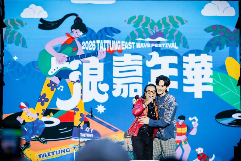 「東浪嘉年華」日前在台東杉原灣熱鬧登場，沈文程（左）返鄉演出，與李英宏（右）合唱新單曲。（圖／翻攝自李英宏臉書）