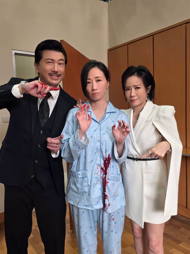 潘奕如（中）在劇中從瘋癲逐漸恢復清醒，卻因無法承受內心創傷，最終走向悲劇。左為吳皓昇、右為陳仙梅。（圖／民視提供）