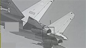 空軍F-16型機監控中共殲16型機。（圖／國防部提供）