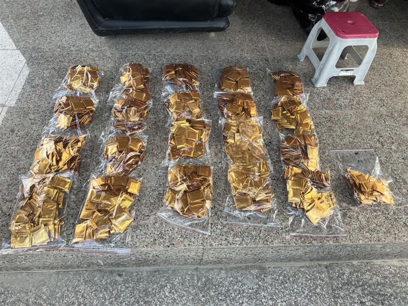 警方查獲的毒品咖啡包。（圖／翻攝畫面）