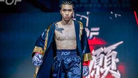 「拳願明星格鬥賽」創辦人暨執行長邱皓偉（綽號秋偉），於今日依《槍砲彈藥刀械管制條例》到案說明。（圖／翻攝自邱皓偉IG）