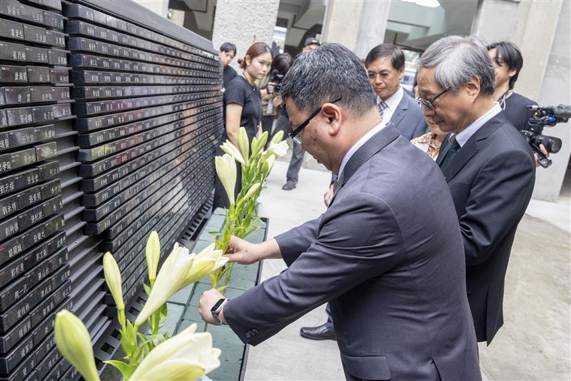 行政院政務委員林明昕今（19）日出席於白色恐怖景美紀念園區舉辦的「519白色恐怖記憶日」紀念典禮。（圖／行政院提供）