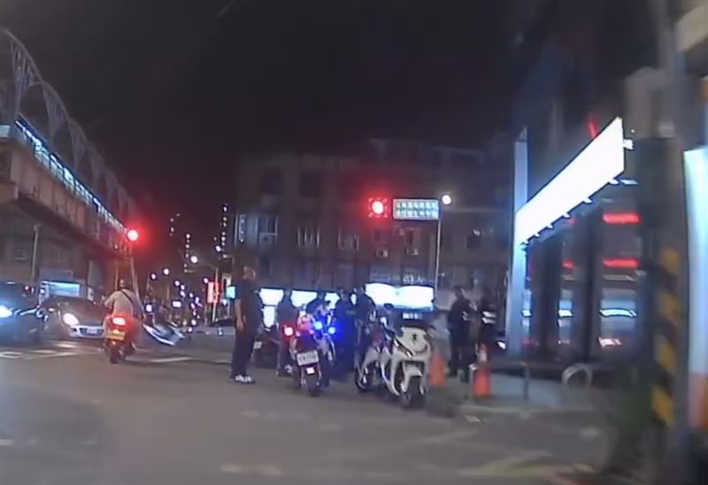 板橋警方追緝毒駕嫌犯，2名員警受傷。（圖／_hana4.10_授權提供）