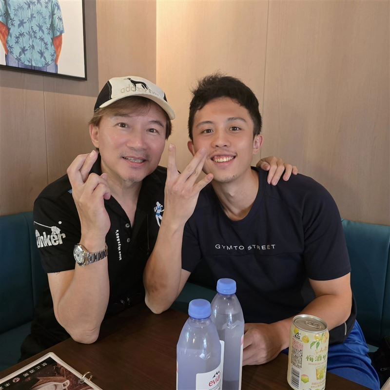 起初他還會試著當和事佬，甚至勸媽媽若真的痛苦就離婚，但最後發現自己根本無法改變任何事，只能躲回房間，把音樂與動漫聲音開到最大，選擇封閉自己。（圖／翻攝自狄鶯FB）
