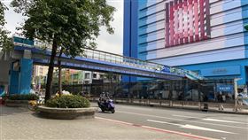 台北市工務局新工處表示，接獲民眾反映，水源市場旁天橋梁結構及玻璃有老舊髒污情形，現正辦理清潔及美化改善工作，並配合水源市場大樓外牆的天藍色系，以維持市容景觀一致性。