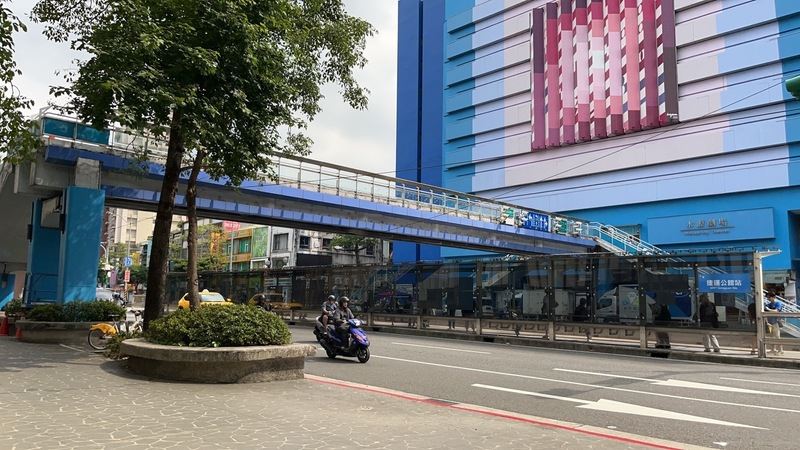 水源市場天橋上漆遭疑阻標語 北市回4字