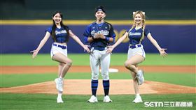 Fubon Angels成員檸檬在比賽開場模仿秀秀子。（圖／記者劉彥池攝影）
