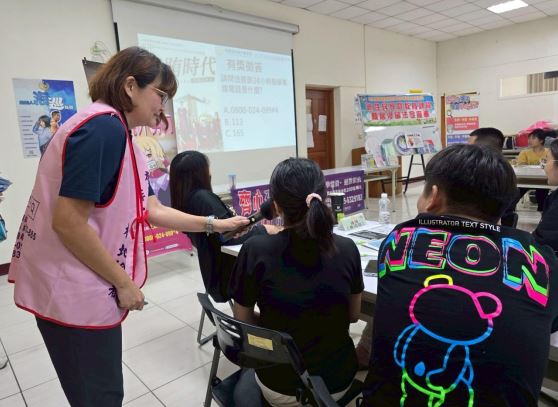 雲林地檢署觀護人與泰國籍新住民互動，宣導法律觀念。（圖／雲林地檢署提供）