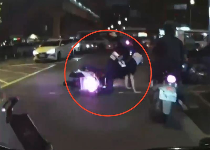 陳男還衝撞警方,導致2員警受傷。(圖/翻攝畫面)