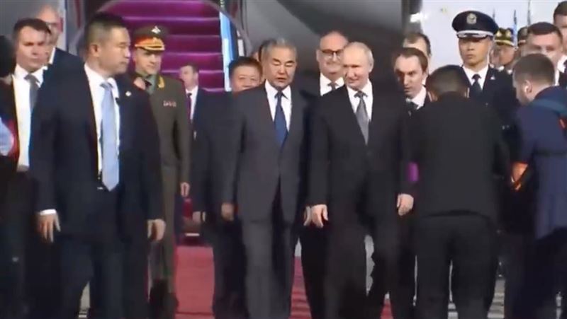 普丁飛抵中國，中國外交部長王毅親接機，中國學生列隊「齊喊歡迎口號」。（圖／翻攝自微博）