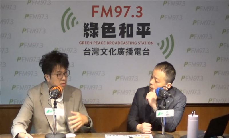 沈伯洋登上廣播電台，接受主持人鍾年晃訪問，談及城市規劃。（圖／翻攝自綠色和平廣播電台97.3臉書）