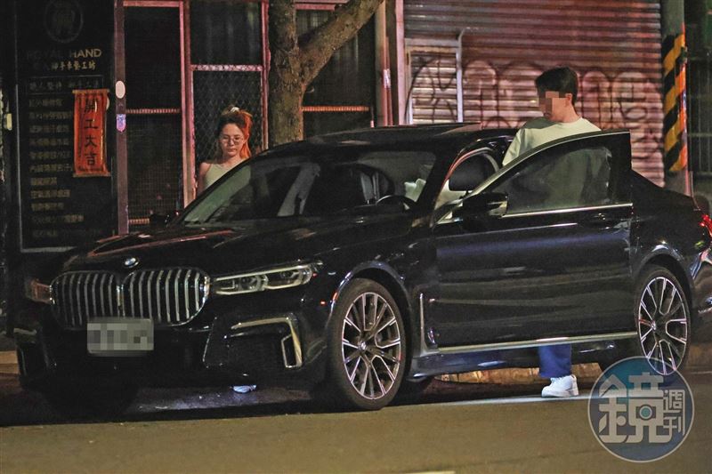 徐瑋吟（左）與男友（右）再上同輛BMW，準備離去。（圖／鏡週刊）