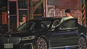徐瑋吟（左）與男友（右）再上同輛BMW，準備離去。（圖／鏡週刊）