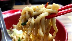 辣王忠麻辣乾麵的麵食。（圖／翻攝自辣王忠麻辣乾麵 KingSpicy J臉書）