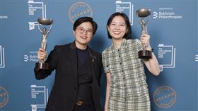 「臺灣漫遊錄」奪布克國際獎　刷新多項歷史紀錄台灣作家楊(雙)子（左）創作、譯者金翎（右）翻譯為英文的「臺灣漫遊錄」勇奪年度國際文學大獎「布克國際獎」，她們分別是第一位獲頒此獎的台灣作家和台灣譯者。（布克獎基金會提供）中央社記者陳韻聿倫敦傳真　115年5月20日