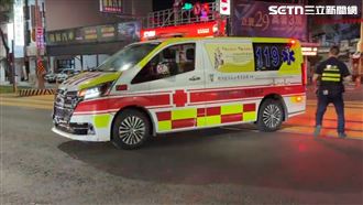 高雄,救護車,綠燈,騎士,手腳,機車,紅牌,警示燈,警鳴器,罰鍰,執照。（圖／翻攝畫面）