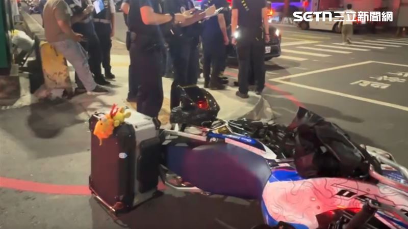 男子昨晚（19日）騎乘紅牌大重機車直行，行經路口時，但未注意救護車行經該處開啟警示燈及警鳴器執行緊急救護任務，發生碰撞。（圖／翻攝畫面）