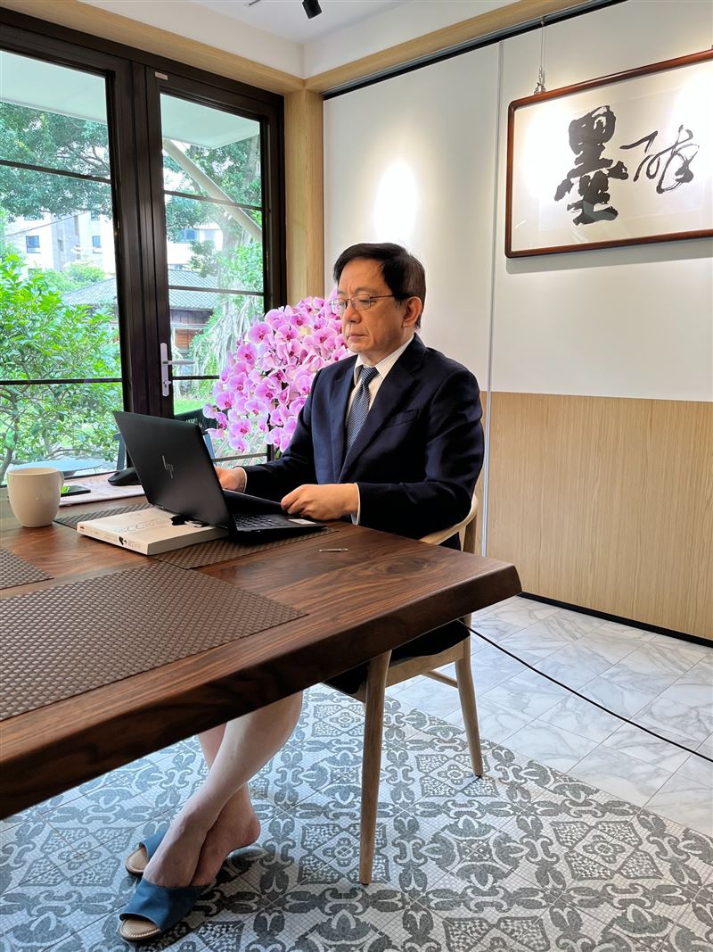 管中閔分享4年前參加線上會議的畫面，上半身與下半身的穿著形成強烈反差。（圖／翻攝自CM Kuan﻿臉書）