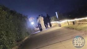 Andy（左二）走著走著，忍不住情意，摟住女友李郁涵（左一）的腰。（圖／鏡週刊提供）