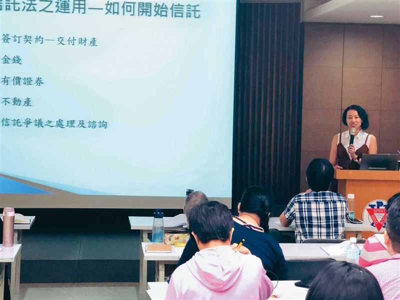 陳昱瑄在中部地區小有名氣，經常受邀在各地講授司法常識。（翻攝鉦達法師事務所臉書）