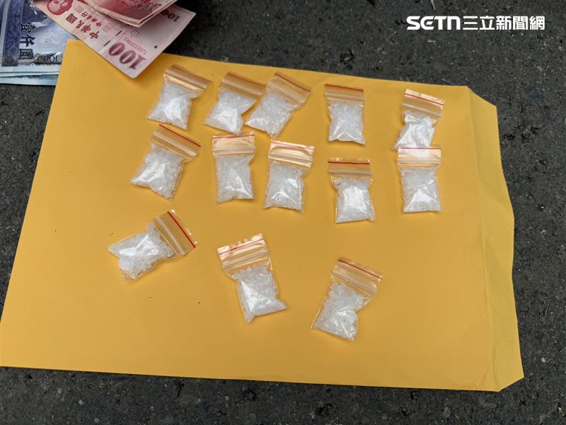 雲林警方大動作跨縣市突擊嘉義市區多處藏匿據點。警方在現場強力制伏主嫌李姓男子，並當場在起獲其身上私藏的毒品。（圖／翻攝畫面）