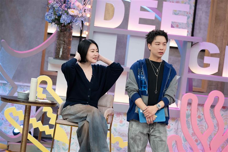 聽聞高山峰「抓龍筋」將子孫袋向外延伸，小S（左）竟問能拉多遠，笑翻全場。（圖／東森綜合台提供）