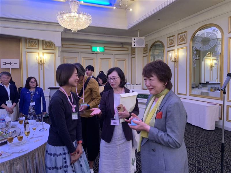 日本仙台市長郡和子（右）與臺南市市長室林唯莉秘書（左）致意。（圖／台南市政府提供）