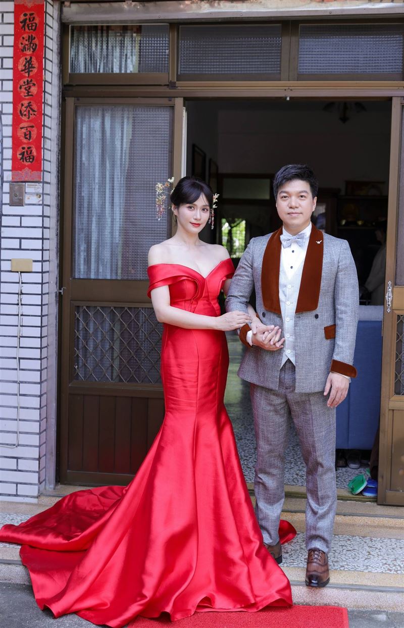 許鈞鈞開心宣布：「正式成為黃太太了」。（圖／翻攝自許鈞鈞臉書）