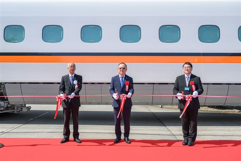 台灣高鐵公司史哲董事長(中)、日本車輛公司代表取締役社長田中守(左)與日立公司笠戶鐵道系統統括本部長佐川哲，19日一同為N700ST第二單元剪綵（圖／高鐵提供）