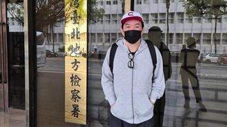 一早「現身台北地檢署」　康康揭慘痛經歷