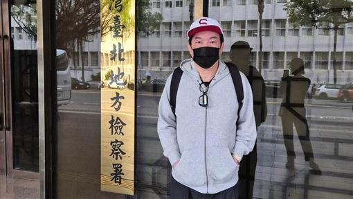 一早「現身台北地檢署」　康康揭慘痛經歷