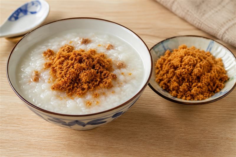 腎臟科醫師洪永祥點名5大傷腎早餐，「稀飯配肉鬆」屬於高升糖食物，長期攝取恐增加腎臟負擔。（圖／AI製圖）