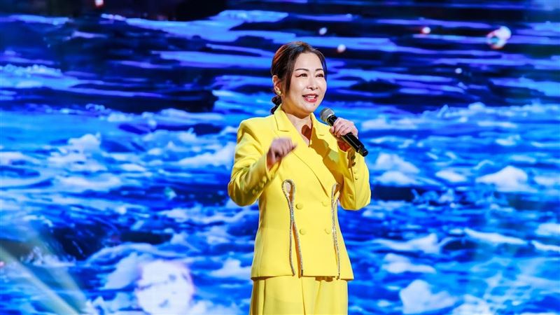 出道暴肥挨批醜小鴨 歌后揭羅時豐1暖舉