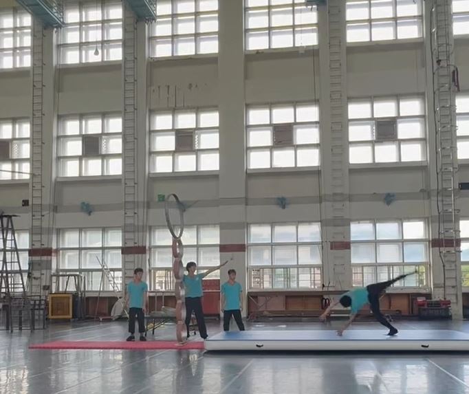 嚇人!臺灣戲曲學院訓練出意外,民俗技藝科學生頭頸直接撞硬地再彈起。醫生警告:嚴重會全身癱瘓甚至死亡。(圖/讀者提供)