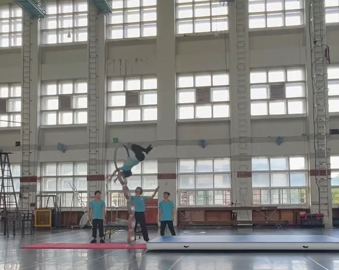 嚇人!臺灣戲曲學院訓練出意外,民俗技藝科學生頭頸直接撞硬地再彈起。醫生警告:嚴重會全身癱瘓甚至死亡。(圖/讀者提供)