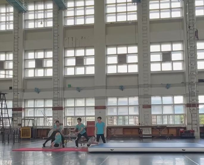 嚇人!臺灣戲曲學院訓練出意外,民俗技藝科學生頭頸直接撞硬地再彈起。醫生警告:嚴重會全身癱瘓甚至死亡。(圖/讀者提供)