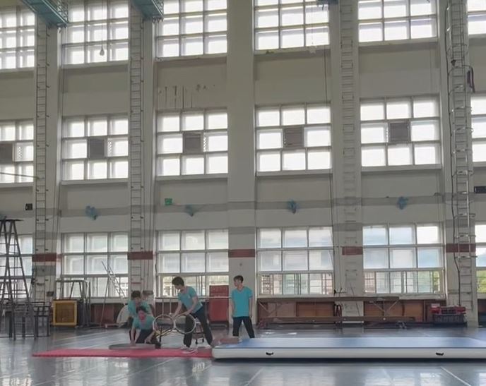 嚇人!臺灣戲曲學院訓練出意外,民俗技藝科學生頭頸直接撞硬地再彈起。醫生警告:嚴重會全身癱瘓甚至死亡。(圖/讀者提供)