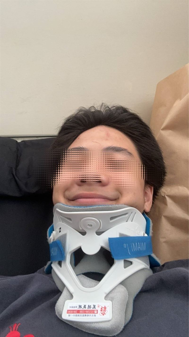 嚇人!臺灣戲曲學院訓練出意外,民俗技藝科學生頭頸直接撞硬地再彈起。醫生警告:嚴重會全身癱瘓甚至死亡。(圖/讀者提供)