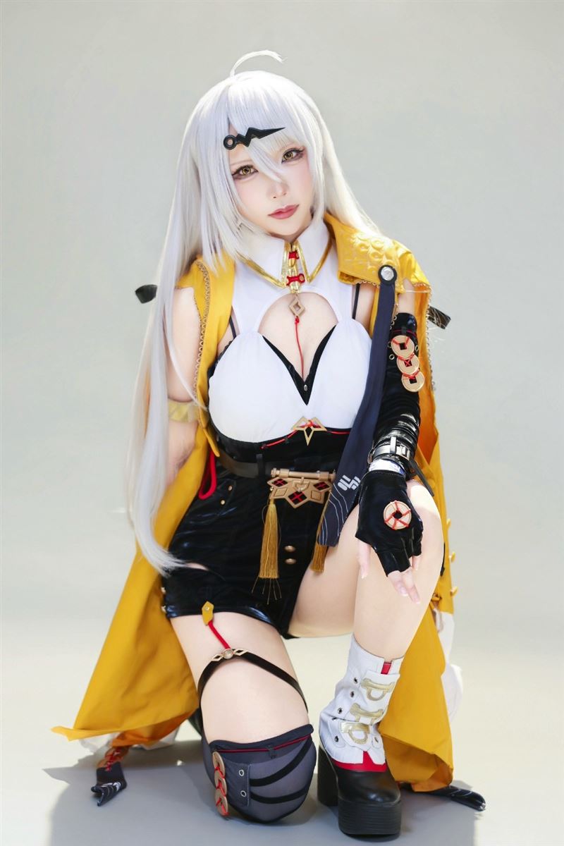 被譽為「電玩世代女神」的 yunocy ，其活動領域橫跨 Twitch 實況、Cosplay 與美容時尚三大領域 ，展現出鮮明且獨特的個人風格。（圖／COSMOS創作攝影展提供）