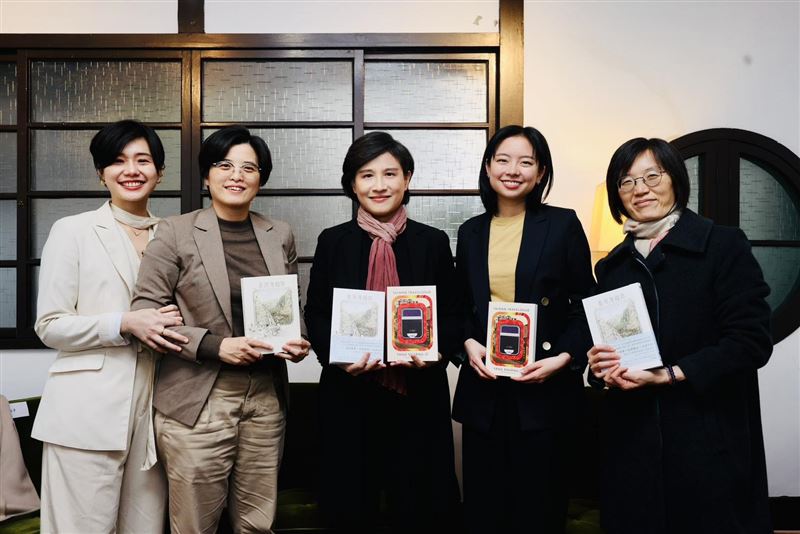 行政院副院長鄭麗君今（20）日在臉書發文恭喜，台灣作家楊双子創作、譯者金翎翻譯的《台灣漫遊錄》，勇奪2026年國際布克獎。(圖/翻攝鄭麗君臉書)