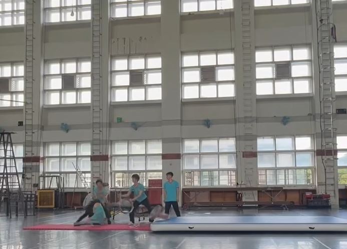 嚇人!臺灣戲曲學院訓練出意外,民俗技藝科學生頭頸直接撞硬地再彈起。醫生警告:嚴重會全身癱瘓甚至死亡。(圖/讀者提供)